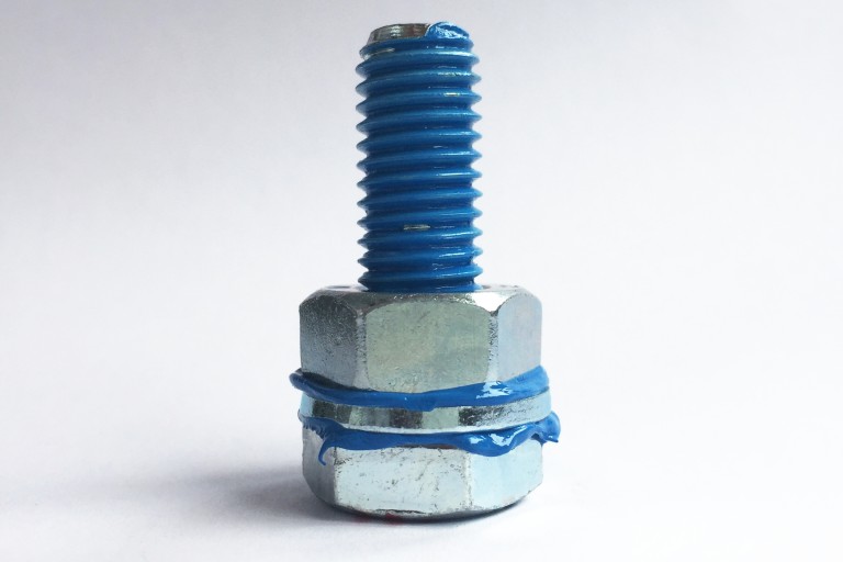 Pasta sin metales tuerca y perno lubricados con pasta azul