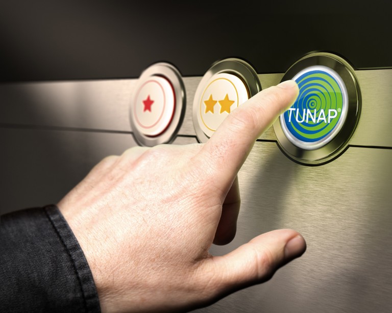 Soluciones TUNAP Un dedo apunta a un botón en el que pone TUNAP
